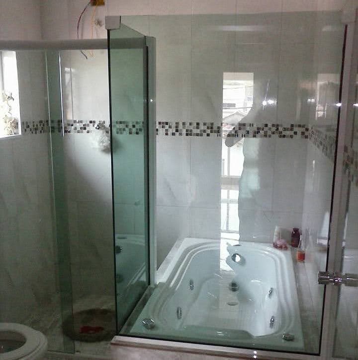 Box personalizado instalado sobre banheira.