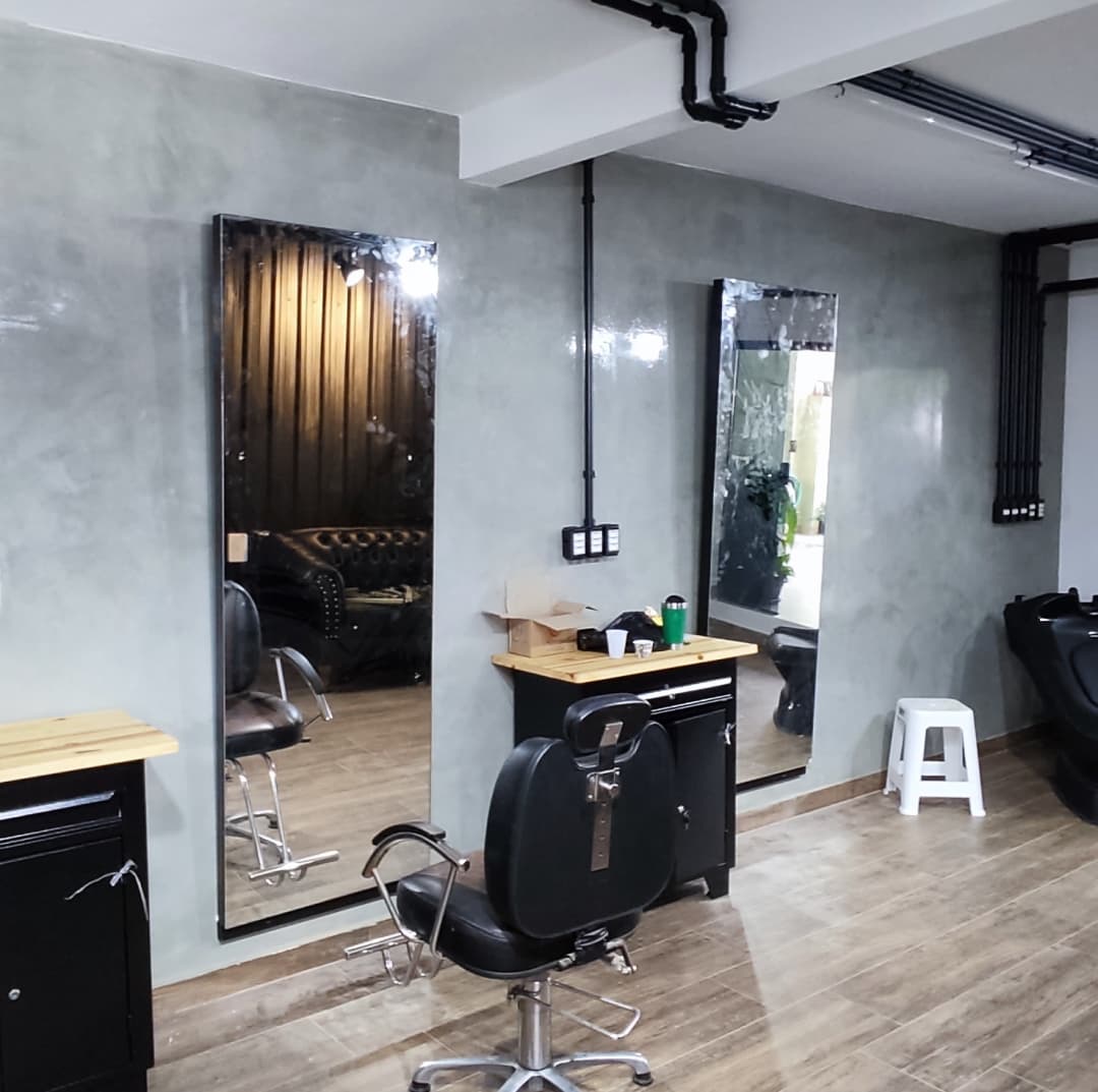 Instalação de espelho com iluminação em LED.