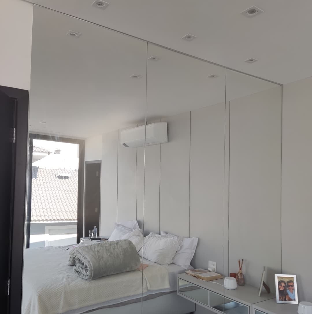 Parede revestida com espelhos decorativos.