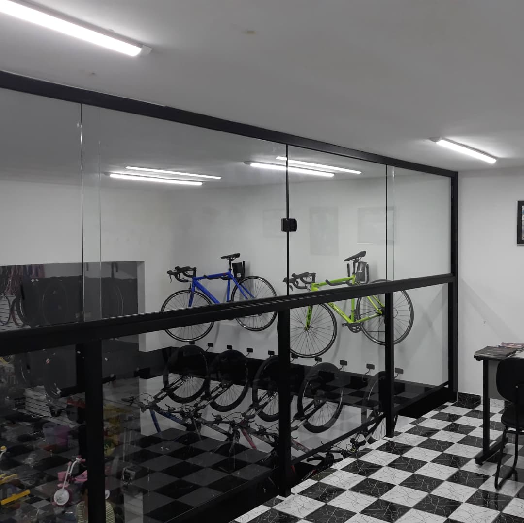 Fechamento de escritório em vidro temperado.