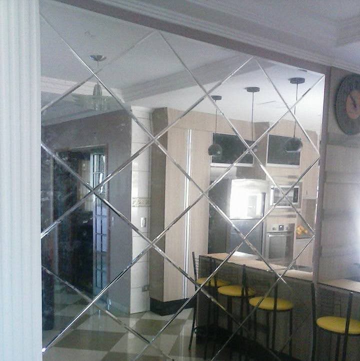 Parede de espelhos bisotê em módulos.