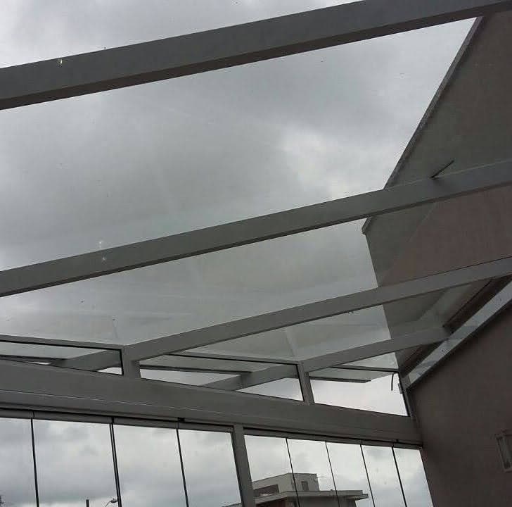 Telhado em vidro laminado incolor.