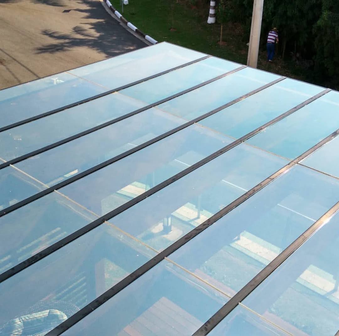 Cobertura em vidro laminado refletivo.